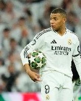 21世纪仅两位皇马前锋在西甲上半场就被红牌罚下：姆巴佩、范尼