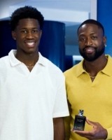 表情略显拘谨！76人探花埃奇库姆与韦德参加活动并合影